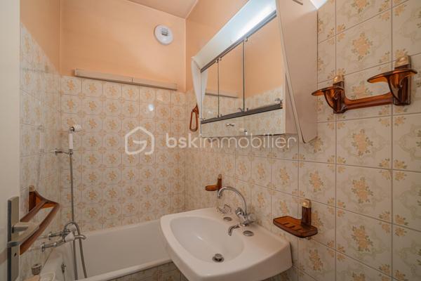 À vendre – T4 avec balcon à rénover 
En exclusivité, découvrez cet appartement familial avec vue dégagée à Echirolles. 

Situé au 4ᵉ étage d’une résidence recherchée, au sein du domaine Jean Jaurès, cet appartement spacieux d’environ 113 m² est idéal pour une famille en quête de confort, d’espace et de luminosité.

Ce bien se compose de 3 grandes chambres avec la possibilité d’en aménager une 4ᵉ selon vos besoins, ainsi que d’une salle de bain et d’une salle d’eau pratiques au quotidien. Les volumes généreux, les nombreux rangements et la distribution fonctionnelle offrent un cadre de vie agréable et modulable.

La cuisine, aménagée et fonctionnelle, s’accompagne d’une loggia, apportant un espace supplémentaire très appréciable au quotidien.

Vous serez immédiatement séduit par son large balcon d’angle, parfait pour profiter d’une vue dégagée et d’un environnement agréable, idéal pour les moments de détente en extérieur. Un atout rare dans la copropriété.

Une cave est incluse dans le prix, offrant un espace de rangement supplémentaire. Un garage est également disponible en sus pour 20 000 €.

Proche des commodités, transports et écoles, cet appartement allie emplacement pratique et cadre de vie privilégié.

À visiter sans tarder !