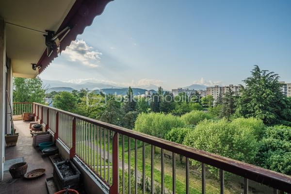 À vendre – T4 avec balcon à rénover 
En exclusivité, découvrez cet appartement familial avec vue dégagée à Echirolles. 

Situé au 4ᵉ étage d’une résidence recherchée, au sein du domaine Jean Jaurès, cet appartement spacieux d’environ 113 m² est idéal pour une famille en quête de confort, d’espace et de luminosité.

Ce bien se compose de 3 grandes chambres avec la possibilité d’en aménager une 4ᵉ selon vos besoins, ainsi que d’une salle de bain et d’une salle d’eau pratiques au quotidien. Les volumes généreux, les nombreux rangements et la distribution fonctionnelle offrent un cadre de vie agréable et modulable.

La cuisine, aménagée et fonctionnelle, s’accompagne d’une loggia, apportant un espace supplémentaire très appréciable au quotidien.

Vous serez immédiatement séduit par son large balcon d’angle, parfait pour profiter d’une vue dégagée et d’un environnement agréable, idéal pour les moments de détente en extérieur. Un atout rare dans la copropriété.

Une cave est incluse dans le prix, offrant un espace de rangement supplémentaire. Un garage est également disponible en sus pour 20 000 €.

Proche des commodités, transports et écoles, cet appartement allie emplacement pratique et cadre de vie privilégié.

À visiter sans tarder !