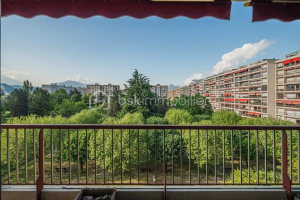 À vendre – T4 avec balcon à rénover 
En exclusivité, découvrez cet appartement familial avec vue dégagée à Echirolles. 

Situé au 4ᵉ étage d’une résidence recherchée, au sein du domaine Jean Jaurès, cet appartement spacieux d’environ 113 m² est idéal pour une famille en quête de confort, d’espace et de luminosité.

Ce bien se compose de 3 grandes chambres avec la possibilité d’en aménager une 4ᵉ selon vos besoins, ainsi que d’une salle de bain et d’une salle d’eau pratiques au quotidien. Les volumes généreux, les nombreux rangements et la distribution fonctionnelle offrent un cadre de vie agréable et modulable.

La cuisine, aménagée et fonctionnelle, s’accompagne d’une loggia, apportant un espace supplémentaire très appréciable au quotidien.

Vous serez immédiatement séduit par son large balcon d’angle, parfait pour profiter d’une vue dégagée et d’un environnement agréable, idéal pour les moments de détente en extérieur. Un atout rare dans la copropriété.

Une cave est incluse dans le prix, offrant un espace de rangement supplémentaire. Un garage est également disponible en sus pour 20 000 €.

Proche des commodités, transports et écoles, cet appartement allie emplacement pratique et cadre de vie privilégié.

À visiter sans tarder !