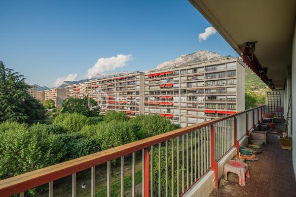 À vendre – T4 avec balcon à rénover 
En exclusivité, découvrez cet appartement familial avec vue dégagée à Echirolles. 

Situé au 4ᵉ étage d’une résidence recherchée, au sein du domaine Jean Jaurès, cet appartement spacieux d’environ 113 m² est idéal pour une famille en quête de confort, d’espace et de luminosité.

Ce bien se compose de 3 grandes chambres avec la possibilité d’en aménager une 4ᵉ selon vos besoins, ainsi que d’une salle de bain et d’une salle d’eau pratiques au quotidien. Les volumes généreux, les nombreux rangements et la distribution fonctionnelle offrent un cadre de vie agréable et modulable.

La cuisine, aménagée et fonctionnelle, s’accompagne d’une loggia, apportant un espace supplémentaire très appréciable au quotidien.

Vous serez immédiatement séduit par son large balcon d’angle, parfait pour profiter d’une vue dégagée et d’un environnement agréable, idéal pour les moments de détente en extérieur. Un atout rare dans la copropriété.

Une cave est incluse dans le prix, offrant un espace de rangement supplémentaire. Un garage est également disponible en sus pour 20 000 €.

Proche des commodités, transports et écoles, cet appartement allie emplacement pratique et cadre de vie privilégié.

À visiter sans tarder !