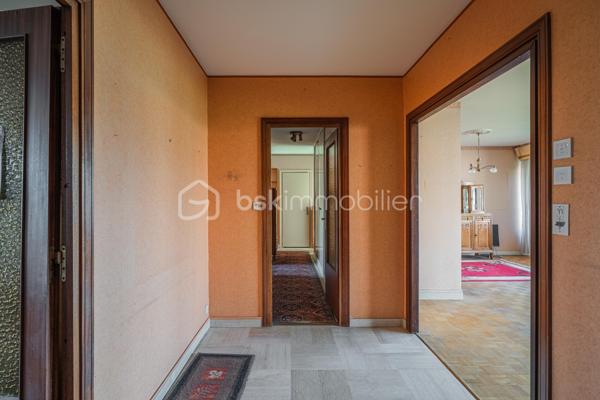 À vendre – T4 avec balcon à rénover 
En exclusivité, découvrez cet appartement familial avec vue dégagée à Echirolles. 

Situé au 4ᵉ étage d’une résidence recherchée, au sein du domaine Jean Jaurès, cet appartement spacieux d’environ 113 m² est idéal pour une famille en quête de confort, d’espace et de luminosité.

Ce bien se compose de 3 grandes chambres avec la possibilité d’en aménager une 4ᵉ selon vos besoins, ainsi que d’une salle de bain et d’une salle d’eau pratiques au quotidien. Les volumes généreux, les nombreux rangements et la distribution fonctionnelle offrent un cadre de vie agréable et modulable.

La cuisine, aménagée et fonctionnelle, s’accompagne d’une loggia, apportant un espace supplémentaire très appréciable au quotidien.

Vous serez immédiatement séduit par son large balcon d’angle, parfait pour profiter d’une vue dégagée et d’un environnement agréable, idéal pour les moments de détente en extérieur. Un atout rare dans la copropriété.

Une cave est incluse dans le prix, offrant un espace de rangement supplémentaire. Un garage est également disponible en sus pour 20 000 €.

Proche des commodités, transports et écoles, cet appartement allie emplacement pratique et cadre de vie privilégié.

À visiter sans tarder !