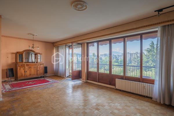 À vendre – T4 avec balcon à rénover 
En exclusivité, découvrez cet appartement familial avec vue dégagée à Echirolles. 

Situé au 4ᵉ étage d’une résidence recherchée, au sein du domaine Jean Jaurès, cet appartement spacieux d’environ 113 m² est idéal pour une famille en quête de confort, d’espace et de luminosité.

Ce bien se compose de 3 grandes chambres avec la possibilité d’en aménager une 4ᵉ selon vos besoins, ainsi que d’une salle de bain et d’une salle d’eau pratiques au quotidien. Les volumes généreux, les nombreux rangements et la distribution fonctionnelle offrent un cadre de vie agréable et modulable.

La cuisine, aménagée et fonctionnelle, s’accompagne d’une loggia, apportant un espace supplémentaire très appréciable au quotidien.

Vous serez immédiatement séduit par son large balcon d’angle, parfait pour profiter d’une vue dégagée et d’un environnement agréable, idéal pour les moments de détente en extérieur. Un atout rare dans la copropriété.

Une cave est incluse dans le prix, offrant un espace de rangement supplémentaire. Un garage est également disponible en sus pour 20 000 €.

Proche des commodités, transports et écoles, cet appartement allie emplacement pratique et cadre de vie privilégié.

À visiter sans tarder !