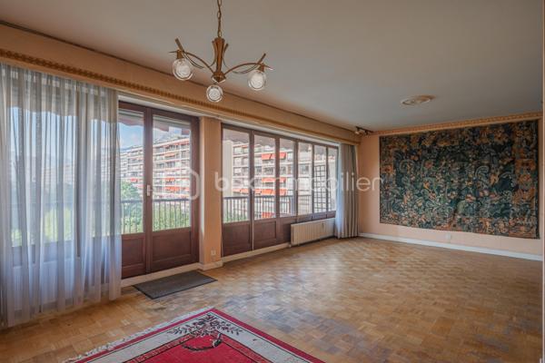 À vendre – T4 avec balcon à rénover 
En exclusivité, découvrez cet appartement familial avec vue dégagée à Echirolles. 

Situé au 4ᵉ étage d’une résidence recherchée, au sein du domaine Jean Jaurès, cet appartement spacieux d’environ 113 m² est idéal pour une famille en quête de confort, d’espace et de luminosité.

Ce bien se compose de 3 grandes chambres avec la possibilité d’en aménager une 4ᵉ selon vos besoins, ainsi que d’une salle de bain et d’une salle d’eau pratiques au quotidien. Les volumes généreux, les nombreux rangements et la distribution fonctionnelle offrent un cadre de vie agréable et modulable.

La cuisine, aménagée et fonctionnelle, s’accompagne d’une loggia, apportant un espace supplémentaire très appréciable au quotidien.

Vous serez immédiatement séduit par son large balcon d’angle, parfait pour profiter d’une vue dégagée et d’un environnement agréable, idéal pour les moments de détente en extérieur. Un atout rare dans la copropriété.

Une cave est incluse dans le prix, offrant un espace de rangement supplémentaire. Un garage est également disponible en sus pour 20 000 €.

Proche des commodités, transports et écoles, cet appartement allie emplacement pratique et cadre de vie privilégié.

À visiter sans tarder !
