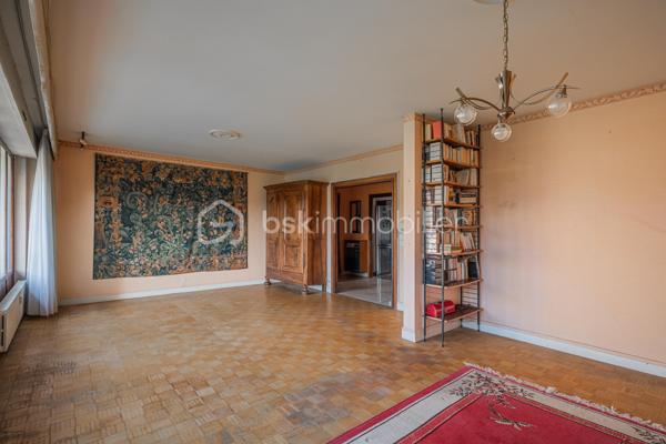 À vendre – T4 avec balcon à rénover 
En exclusivité, découvrez cet appartement familial avec vue dégagée à Echirolles. 

Situé au 4ᵉ étage d’une résidence recherchée, au sein du domaine Jean Jaurès, cet appartement spacieux d’environ 113 m² est idéal pour une famille en quête de confort, d’espace et de luminosité.

Ce bien se compose de 3 grandes chambres avec la possibilité d’en aménager une 4ᵉ selon vos besoins, ainsi que d’une salle de bain et d’une salle d’eau pratiques au quotidien. Les volumes généreux, les nombreux rangements et la distribution fonctionnelle offrent un cadre de vie agréable et modulable.

La cuisine, aménagée et fonctionnelle, s’accompagne d’une loggia, apportant un espace supplémentaire très appréciable au quotidien.

Vous serez immédiatement séduit par son large balcon d’angle, parfait pour profiter d’une vue dégagée et d’un environnement agréable, idéal pour les moments de détente en extérieur. Un atout rare dans la copropriété.

Une cave est incluse dans le prix, offrant un espace de rangement supplémentaire. Un garage est également disponible en sus pour 20 000 €.

Proche des commodités, transports et écoles, cet appartement allie emplacement pratique et cadre de vie privilégié.

À visiter sans tarder !