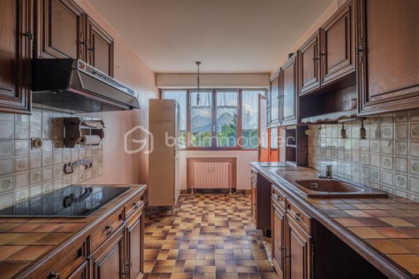 À vendre – T4 avec balcon à rénover 
En exclusivité, découvrez cet appartement familial avec vue dégagée à Echirolles. 

Situé au 4ᵉ étage d’une résidence recherchée, au sein du domaine Jean Jaurès, cet appartement spacieux d’environ 113 m² est idéal pour une famille en quête de confort, d’espace et de luminosité.

Ce bien se compose de 3 grandes chambres avec la possibilité d’en aménager une 4ᵉ selon vos besoins, ainsi que d’une salle de bain et d’une salle d’eau pratiques au quotidien. Les volumes généreux, les nombreux rangements et la distribution fonctionnelle offrent un cadre de vie agréable et modulable.

La cuisine, aménagée et fonctionnelle, s’accompagne d’une loggia, apportant un espace supplémentaire très appréciable au quotidien.

Vous serez immédiatement séduit par son large balcon d’angle, parfait pour profiter d’une vue dégagée et d’un environnement agréable, idéal pour les moments de détente en extérieur. Un atout rare dans la copropriété.

Une cave est incluse dans le prix, offrant un espace de rangement supplémentaire. Un garage est également disponible en sus pour 20 000 €.

Proche des commodités, transports et écoles, cet appartement allie emplacement pratique et cadre de vie privilégié.

À visiter sans tarder !