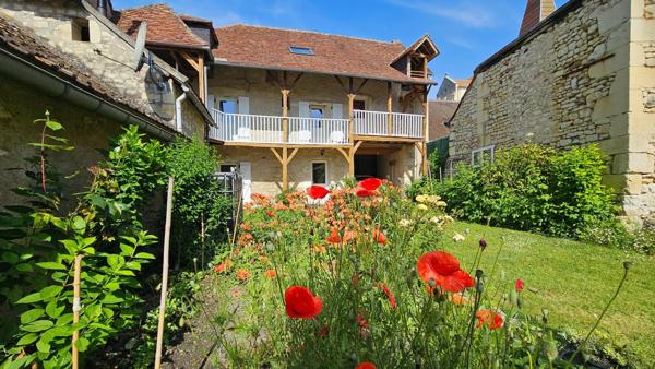 Maison de charme au cœur du village, avec jardin intimiste et beaux volumes familiaux