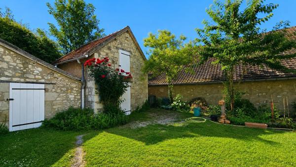 Maison de charme au cœur du village, avec jardin intimiste et beaux volumes familiaux