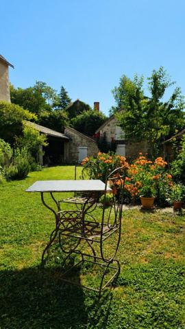 Maison de charme au cœur du village, avec jardin intimiste et beaux volumes familiaux