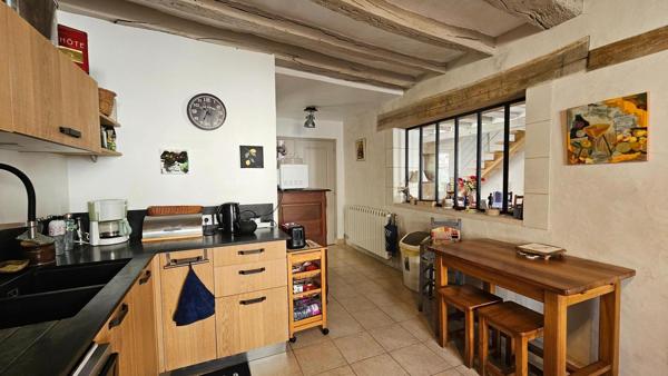 Maison de charme au cœur du village, avec jardin intimiste et beaux volumes familiaux