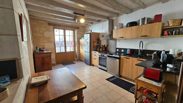 Maison de charme au cœur du village, avec jardin intimiste et beaux volumes familiaux