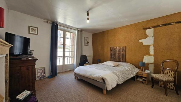 Maison de charme au cœur du village, avec jardin intimiste et beaux volumes familiaux