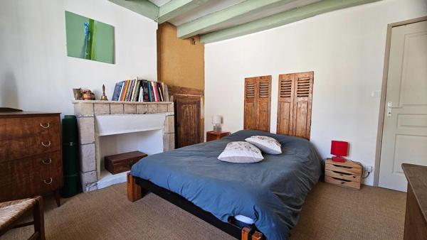 Maison de charme au cœur du village, avec jardin intimiste et beaux volumes familiaux