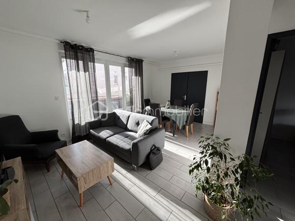 Appartement situé dans un quartier de centre ville d'Agen
Il offre une lumineuse pièce de vie avec balcon, cuisine séparée équipée et aménagée. 
2 Chambres dont une en prolongement du salon pouvant agrandir le salon. 
1 Salle d'eau et wc séparé 
Situé au 1er étage d'un collectif avec 2 places de parking dans emplacement privé
Appartement refait entièrement