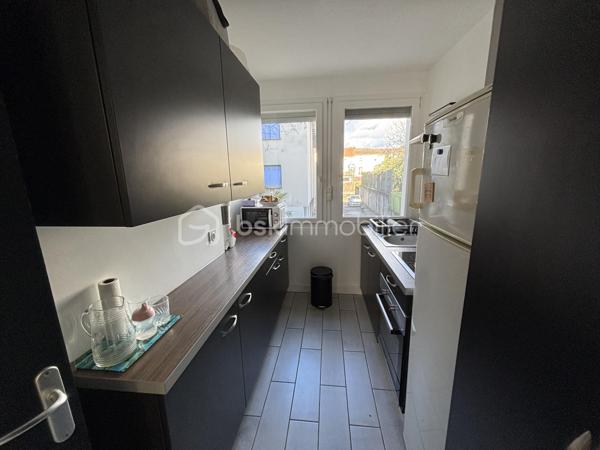 Appartement situé dans un quartier de centre ville d'Agen
Il offre une lumineuse pièce de vie avec balcon, cuisine séparée équipée et aménagée. 
2 Chambres dont une en prolongement du salon pouvant agrandir le salon. 
1 Salle d'eau et wc séparé 
Situé au 1er étage d'un collectif avec 2 places de parking dans emplacement privé
Appartement refait entièrement