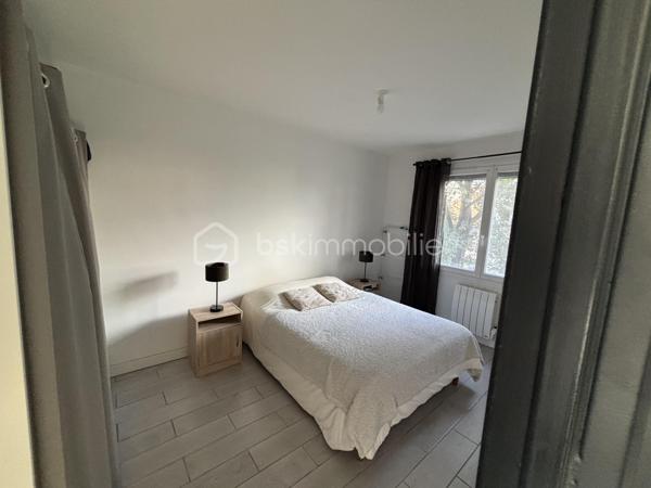 Appartement situé dans un quartier de centre ville d'Agen
Il offre une lumineuse pièce de vie avec balcon, cuisine séparée équipée et aménagée. 
2 Chambres dont une en prolongement du salon pouvant agrandir le salon. 
1 Salle d'eau et wc séparé 
Situé au 1er étage d'un collectif avec 2 places de parking dans emplacement privé
Appartement refait entièrement