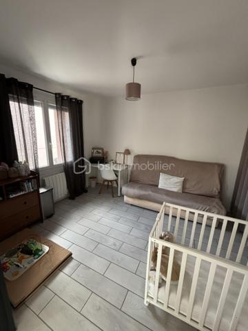 Appartement situé dans un quartier de centre ville d'Agen
Il offre une lumineuse pièce de vie avec balcon, cuisine séparée équipée et aménagée. 
2 Chambres dont une en prolongement du salon pouvant agrandir le salon. 
1 Salle d'eau et wc séparé 
Situé au 1er étage d'un collectif avec 2 places de parking dans emplacement privé
Appartement refait entièrement