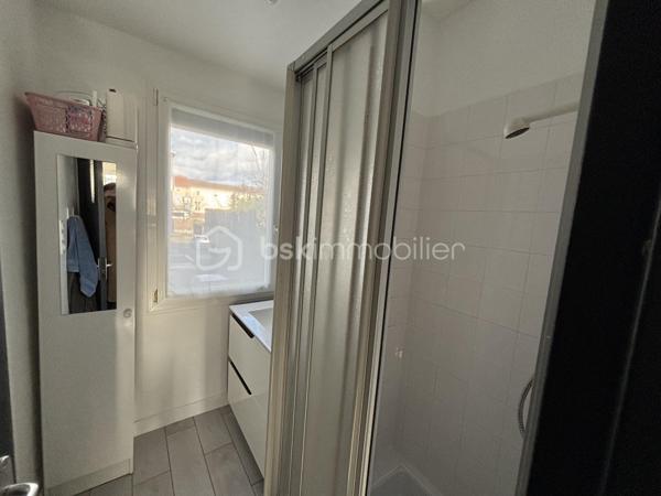 Appartement situé dans un quartier de centre ville d'Agen
Il offre une lumineuse pièce de vie avec balcon, cuisine séparée équipée et aménagée. 
2 Chambres dont une en prolongement du salon pouvant agrandir le salon. 
1 Salle d'eau et wc séparé 
Situé au 1er étage d'un collectif avec 2 places de parking dans emplacement privé
Appartement refait entièrement