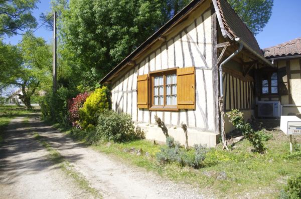 à VENDRE  ensemble immobilier de charme sur 3646 m² de terrain.