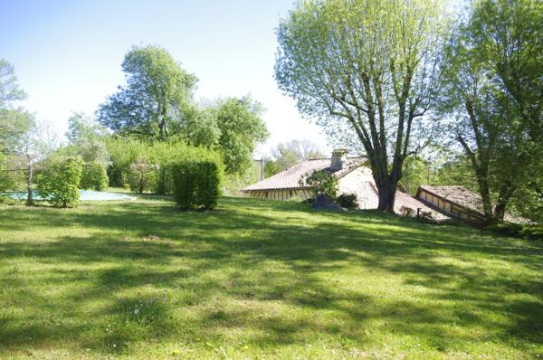 à VENDRE  ensemble immobilier de charme sur 3646 m² de terrain.