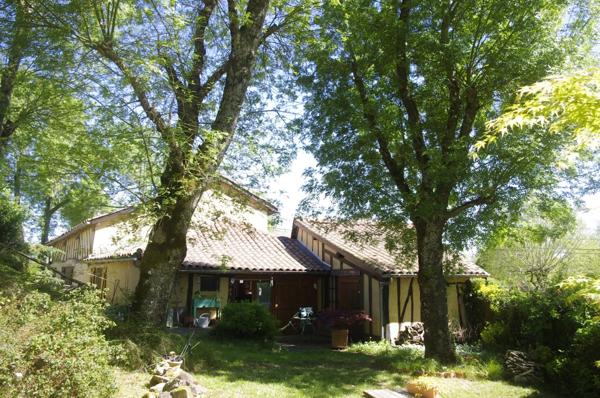 à VENDRE  ensemble immobilier de charme sur 3646 m² de terrain.