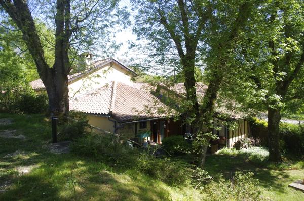 à VENDRE  ensemble immobilier de charme sur 3646 m² de terrain.