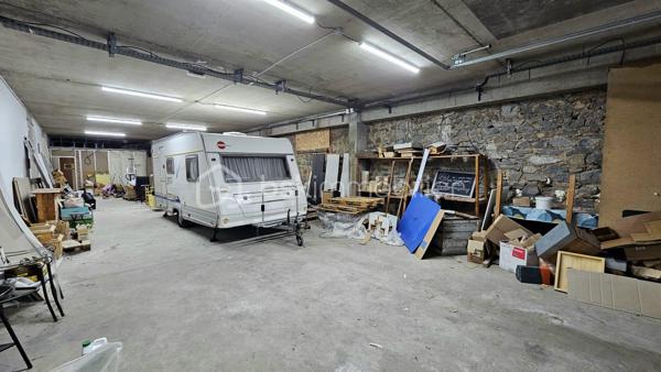 Situé en centre-bourg, ce vaste local en rez-de-chaussée développe une superficie au sol d'environ 444 m². Il offre un ensemble polyvalent composé de plusieurs espaces (de bureau, d'atelier, de stockage, d’un garage) ainsi que de pièces complémentaires actuellement aménagées.

Le bien bénéficie de menuiseries récentes et d’une installation électrique rénovée ayant fait l’objet d’un Consuel. Un espace extérieur d’environ 130 m², situé à l’arrière de la véranda, complète l’ensemble.

Grâce à ses volumes généreux et à la diversité de ses espaces, ce local peut convenir à de nombreux projets : activité artisanale, stockage, atelier, bureaux ou projet mixte (sous réserve de la compatibilité de l’activité envisagée avec les règles d’urbanisme).

Des travaux de finition permettront à l’acquéreur d’adapter les lieux à ses besoins. 

Un bien atypique offrant une importante superficie et un réel potentiel d’aménagement, idéal pour un professionnel, un artisan, un investisseur ou un porteur de projet recherchant de grands volumes à un prix accessible.

L'avis du conseiller : 

- Grande superficie de 444 m² au sol, offrant de nombreuses possibilités d’aménagement.
- Volumes polyvalents adaptés à une activité artisanale, du stockage, un atelier ou des bureaux.
- Présence d’un garage et de plusieurs espaces distincts.
- Menuiseries récentes.
- Installation électrique rénovée avec Consuel.
- Espace extérieur d’environ 180 m² à l’arrière.
- Partie déjà aménagée apportant du confort et facilitant certains projets professionnels ou mixtes.
- Potentiel de valorisation après réalisation des finitions.
- Prix au mètre carré potentiellement attractif pour une grande surface.
- Situation en centre-bourg, susceptible de faciliter l’accès aux services et aux commodités.

À découvrir rapidement.

*Vidéo sur demande*