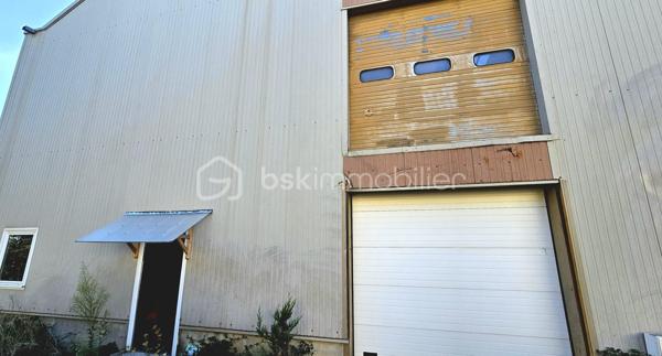 Situé en centre-bourg, ce vaste local en rez-de-chaussée développe une superficie au sol d'environ 444 m². Il offre un ensemble polyvalent composé de plusieurs espaces (de bureau, d'atelier, de stockage, d’un garage) ainsi que de pièces complémentaires actuellement aménagées.

Le bien bénéficie de menuiseries récentes et d’une installation électrique rénovée ayant fait l’objet d’un Consuel. Un espace extérieur d’environ 130 m², situé à l’arrière de la véranda, complète l’ensemble.

Grâce à ses volumes généreux et à la diversité de ses espaces, ce local peut convenir à de nombreux projets : activité artisanale, stockage, atelier, bureaux ou projet mixte (sous réserve de la compatibilité de l’activité envisagée avec les règles d’urbanisme).

Des travaux de finition permettront à l’acquéreur d’adapter les lieux à ses besoins. 

Un bien atypique offrant une importante superficie et un réel potentiel d’aménagement, idéal pour un professionnel, un artisan, un investisseur ou un porteur de projet recherchant de grands volumes à un prix accessible.

L'avis du conseiller : 

- Grande superficie de 444 m² au sol, offrant de nombreuses possibilités d’aménagement.
- Volumes polyvalents adaptés à une activité artisanale, du stockage, un atelier ou des bureaux.
- Présence d’un garage et de plusieurs espaces distincts.
- Menuiseries récentes.
- Installation électrique rénovée avec Consuel.
- Espace extérieur d’environ 180 m² à l’arrière.
- Partie déjà aménagée apportant du confort et facilitant certains projets professionnels ou mixtes.
- Potentiel de valorisation après réalisation des finitions.
- Prix au mètre carré potentiellement attractif pour une grande surface.
- Situation en centre-bourg, susceptible de faciliter l’accès aux services et aux commodités.

À découvrir rapidement.

*Vidéo sur demande*