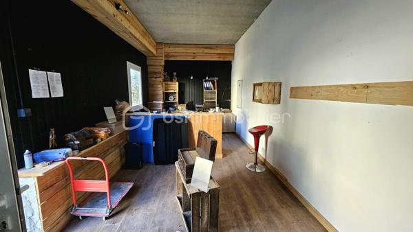 Situé en centre-bourg, ce vaste local en rez-de-chaussée développe une superficie au sol d'environ 444 m². Il offre un ensemble polyvalent composé de plusieurs espaces (de bureau, d'atelier, de stockage, d’un garage) ainsi que de pièces complémentaires actuellement aménagées.

Le bien bénéficie de menuiseries récentes et d’une installation électrique rénovée ayant fait l’objet d’un Consuel. Un espace extérieur d’environ 130 m², situé à l’arrière de la véranda, complète l’ensemble.

Grâce à ses volumes généreux et à la diversité de ses espaces, ce local peut convenir à de nombreux projets : activité artisanale, stockage, atelier, bureaux ou projet mixte (sous réserve de la compatibilité de l’activité envisagée avec les règles d’urbanisme).

Des travaux de finition permettront à l’acquéreur d’adapter les lieux à ses besoins. 

Un bien atypique offrant une importante superficie et un réel potentiel d’aménagement, idéal pour un professionnel, un artisan, un investisseur ou un porteur de projet recherchant de grands volumes à un prix accessible.

L'avis du conseiller : 

- Grande superficie de 444 m² au sol, offrant de nombreuses possibilités d’aménagement.
- Volumes polyvalents adaptés à une activité artisanale, du stockage, un atelier ou des bureaux.
- Présence d’un garage et de plusieurs espaces distincts.
- Menuiseries récentes.
- Installation électrique rénovée avec Consuel.
- Espace extérieur d’environ 180 m² à l’arrière.
- Partie déjà aménagée apportant du confort et facilitant certains projets professionnels ou mixtes.
- Potentiel de valorisation après réalisation des finitions.
- Prix au mètre carré potentiellement attractif pour une grande surface.
- Situation en centre-bourg, susceptible de faciliter l’accès aux services et aux commodités.

À découvrir rapidement.

*Vidéo sur demande*