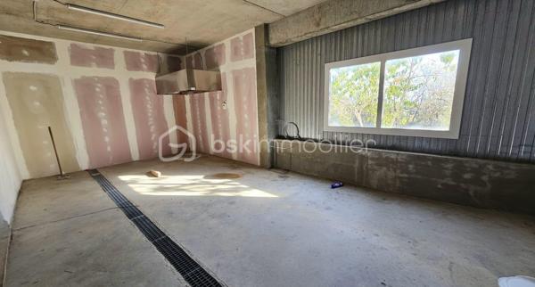 Situé en centre-bourg, ce vaste local en rez-de-chaussée développe une superficie au sol d'environ 444 m². Il offre un ensemble polyvalent composé de plusieurs espaces (de bureau, d'atelier, de stockage, d’un garage) ainsi que de pièces complémentaires actuellement aménagées.

Le bien bénéficie de menuiseries récentes et d’une installation électrique rénovée ayant fait l’objet d’un Consuel. Un espace extérieur d’environ 130 m², situé à l’arrière de la véranda, complète l’ensemble.

Grâce à ses volumes généreux et à la diversité de ses espaces, ce local peut convenir à de nombreux projets : activité artisanale, stockage, atelier, bureaux ou projet mixte (sous réserve de la compatibilité de l’activité envisagée avec les règles d’urbanisme).

Des travaux de finition permettront à l’acquéreur d’adapter les lieux à ses besoins. 

Un bien atypique offrant une importante superficie et un réel potentiel d’aménagement, idéal pour un professionnel, un artisan, un investisseur ou un porteur de projet recherchant de grands volumes à un prix accessible.

L'avis du conseiller : 

- Grande superficie de 444 m² au sol, offrant de nombreuses possibilités d’aménagement.
- Volumes polyvalents adaptés à une activité artisanale, du stockage, un atelier ou des bureaux.
- Présence d’un garage et de plusieurs espaces distincts.
- Menuiseries récentes.
- Installation électrique rénovée avec Consuel.
- Espace extérieur d’environ 180 m² à l’arrière.
- Partie déjà aménagée apportant du confort et facilitant certains projets professionnels ou mixtes.
- Potentiel de valorisation après réalisation des finitions.
- Prix au mètre carré potentiellement attractif pour une grande surface.
- Situation en centre-bourg, susceptible de faciliter l’accès aux services et aux commodités.

À découvrir rapidement.

*Vidéo sur demande*