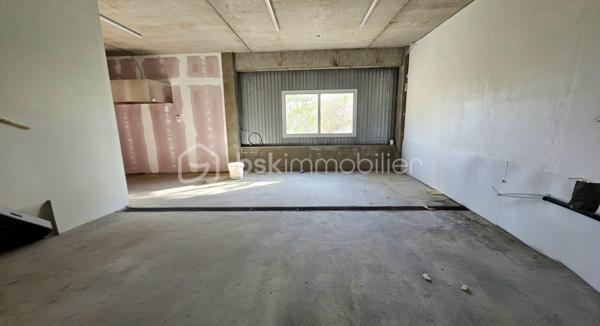 Situé en centre-bourg, ce vaste local en rez-de-chaussée développe une superficie au sol d'environ 444 m². Il offre un ensemble polyvalent composé de plusieurs espaces (de bureau, d'atelier, de stockage, d’un garage) ainsi que de pièces complémentaires actuellement aménagées.

Le bien bénéficie de menuiseries récentes et d’une installation électrique rénovée ayant fait l’objet d’un Consuel. Un espace extérieur d’environ 130 m², situé à l’arrière de la véranda, complète l’ensemble.

Grâce à ses volumes généreux et à la diversité de ses espaces, ce local peut convenir à de nombreux projets : activité artisanale, stockage, atelier, bureaux ou projet mixte (sous réserve de la compatibilité de l’activité envisagée avec les règles d’urbanisme).

Des travaux de finition permettront à l’acquéreur d’adapter les lieux à ses besoins. 

Un bien atypique offrant une importante superficie et un réel potentiel d’aménagement, idéal pour un professionnel, un artisan, un investisseur ou un porteur de projet recherchant de grands volumes à un prix accessible.

L'avis du conseiller : 

- Grande superficie de 444 m² au sol, offrant de nombreuses possibilités d’aménagement.
- Volumes polyvalents adaptés à une activité artisanale, du stockage, un atelier ou des bureaux.
- Présence d’un garage et de plusieurs espaces distincts.
- Menuiseries récentes.
- Installation électrique rénovée avec Consuel.
- Espace extérieur d’environ 180 m² à l’arrière.
- Partie déjà aménagée apportant du confort et facilitant certains projets professionnels ou mixtes.
- Potentiel de valorisation après réalisation des finitions.
- Prix au mètre carré potentiellement attractif pour une grande surface.
- Situation en centre-bourg, susceptible de faciliter l’accès aux services et aux commodités.

À découvrir rapidement.

*Vidéo sur demande*