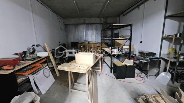 Situé en centre-bourg, ce vaste local en rez-de-chaussée développe une superficie au sol d'environ 444 m². Il offre un ensemble polyvalent composé de plusieurs espaces (de bureau, d'atelier, de stockage, d’un garage) ainsi que de pièces complémentaires actuellement aménagées.

Le bien bénéficie de menuiseries récentes et d’une installation électrique rénovée ayant fait l’objet d’un Consuel. Un espace extérieur d’environ 130 m², situé à l’arrière de la véranda, complète l’ensemble.

Grâce à ses volumes généreux et à la diversité de ses espaces, ce local peut convenir à de nombreux projets : activité artisanale, stockage, atelier, bureaux ou projet mixte (sous réserve de la compatibilité de l’activité envisagée avec les règles d’urbanisme).

Des travaux de finition permettront à l’acquéreur d’adapter les lieux à ses besoins. 

Un bien atypique offrant une importante superficie et un réel potentiel d’aménagement, idéal pour un professionnel, un artisan, un investisseur ou un porteur de projet recherchant de grands volumes à un prix accessible.

L'avis du conseiller : 

- Grande superficie de 444 m² au sol, offrant de nombreuses possibilités d’aménagement.
- Volumes polyvalents adaptés à une activité artisanale, du stockage, un atelier ou des bureaux.
- Présence d’un garage et de plusieurs espaces distincts.
- Menuiseries récentes.
- Installation électrique rénovée avec Consuel.
- Espace extérieur d’environ 180 m² à l’arrière.
- Partie déjà aménagée apportant du confort et facilitant certains projets professionnels ou mixtes.
- Potentiel de valorisation après réalisation des finitions.
- Prix au mètre carré potentiellement attractif pour une grande surface.
- Situation en centre-bourg, susceptible de faciliter l’accès aux services et aux commodités.

À découvrir rapidement.

*Vidéo sur demande*