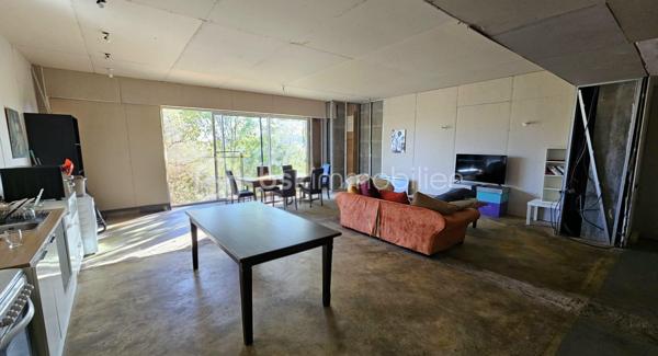 Situé en centre-bourg, ce vaste local en rez-de-chaussée développe une superficie au sol d'environ 444 m². Il offre un ensemble polyvalent composé de plusieurs espaces (de bureau, d'atelier, de stockage, d’un garage) ainsi que de pièces complémentaires actuellement aménagées.

Le bien bénéficie de menuiseries récentes et d’une installation électrique rénovée ayant fait l’objet d’un Consuel. Un espace extérieur d’environ 130 m², situé à l’arrière de la véranda, complète l’ensemble.

Grâce à ses volumes généreux et à la diversité de ses espaces, ce local peut convenir à de nombreux projets : activité artisanale, stockage, atelier, bureaux ou projet mixte (sous réserve de la compatibilité de l’activité envisagée avec les règles d’urbanisme).

Des travaux de finition permettront à l’acquéreur d’adapter les lieux à ses besoins. 

Un bien atypique offrant une importante superficie et un réel potentiel d’aménagement, idéal pour un professionnel, un artisan, un investisseur ou un porteur de projet recherchant de grands volumes à un prix accessible.

L'avis du conseiller : 

- Grande superficie de 444 m² au sol, offrant de nombreuses possibilités d’aménagement.
- Volumes polyvalents adaptés à une activité artisanale, du stockage, un atelier ou des bureaux.
- Présence d’un garage et de plusieurs espaces distincts.
- Menuiseries récentes.
- Installation électrique rénovée avec Consuel.
- Espace extérieur d’environ 180 m² à l’arrière.
- Partie déjà aménagée apportant du confort et facilitant certains projets professionnels ou mixtes.
- Potentiel de valorisation après réalisation des finitions.
- Prix au mètre carré potentiellement attractif pour une grande surface.
- Situation en centre-bourg, susceptible de faciliter l’accès aux services et aux commodités.

À découvrir rapidement.

*Vidéo sur demande*