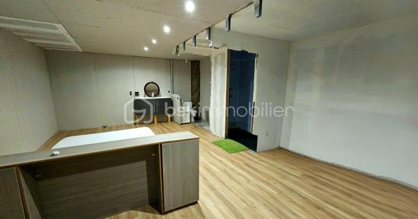Situé en centre-bourg, ce vaste local en rez-de-chaussée développe une superficie au sol d'environ 444 m². Il offre un ensemble polyvalent composé de plusieurs espaces (de bureau, d'atelier, de stockage, d’un garage) ainsi que de pièces complémentaires actuellement aménagées.

Le bien bénéficie de menuiseries récentes et d’une installation électrique rénovée ayant fait l’objet d’un Consuel. Un espace extérieur d’environ 130 m², situé à l’arrière de la véranda, complète l’ensemble.

Grâce à ses volumes généreux et à la diversité de ses espaces, ce local peut convenir à de nombreux projets : activité artisanale, stockage, atelier, bureaux ou projet mixte (sous réserve de la compatibilité de l’activité envisagée avec les règles d’urbanisme).

Des travaux de finition permettront à l’acquéreur d’adapter les lieux à ses besoins. 

Un bien atypique offrant une importante superficie et un réel potentiel d’aménagement, idéal pour un professionnel, un artisan, un investisseur ou un porteur de projet recherchant de grands volumes à un prix accessible.

L'avis du conseiller : 

- Grande superficie de 444 m² au sol, offrant de nombreuses possibilités d’aménagement.
- Volumes polyvalents adaptés à une activité artisanale, du stockage, un atelier ou des bureaux.
- Présence d’un garage et de plusieurs espaces distincts.
- Menuiseries récentes.
- Installation électrique rénovée avec Consuel.
- Espace extérieur d’environ 180 m² à l’arrière.
- Partie déjà aménagée apportant du confort et facilitant certains projets professionnels ou mixtes.
- Potentiel de valorisation après réalisation des finitions.
- Prix au mètre carré potentiellement attractif pour une grande surface.
- Situation en centre-bourg, susceptible de faciliter l’accès aux services et aux commodités.

À découvrir rapidement.

*Vidéo sur demande*