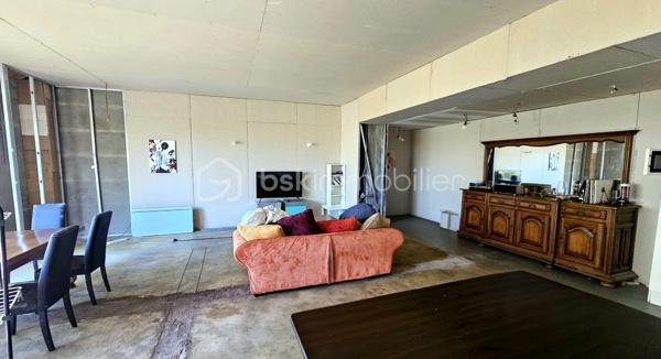 Situé en centre-bourg, ce vaste local en rez-de-chaussée développe une superficie au sol d'environ 444 m². Il offre un ensemble polyvalent composé de plusieurs espaces (de bureau, d'atelier, de stockage, d’un garage) ainsi que de pièces complémentaires actuellement aménagées.

Le bien bénéficie de menuiseries récentes et d’une installation électrique rénovée ayant fait l’objet d’un Consuel. Un espace extérieur d’environ 130 m², situé à l’arrière de la véranda, complète l’ensemble.

Grâce à ses volumes généreux et à la diversité de ses espaces, ce local peut convenir à de nombreux projets : activité artisanale, stockage, atelier, bureaux ou projet mixte (sous réserve de la compatibilité de l’activité envisagée avec les règles d’urbanisme).

Des travaux de finition permettront à l’acquéreur d’adapter les lieux à ses besoins. 

Un bien atypique offrant une importante superficie et un réel potentiel d’aménagement, idéal pour un professionnel, un artisan, un investisseur ou un porteur de projet recherchant de grands volumes à un prix accessible.

L'avis du conseiller : 

- Grande superficie de 444 m² au sol, offrant de nombreuses possibilités d’aménagement.
- Volumes polyvalents adaptés à une activité artisanale, du stockage, un atelier ou des bureaux.
- Présence d’un garage et de plusieurs espaces distincts.
- Menuiseries récentes.
- Installation électrique rénovée avec Consuel.
- Espace extérieur d’environ 180 m² à l’arrière.
- Partie déjà aménagée apportant du confort et facilitant certains projets professionnels ou mixtes.
- Potentiel de valorisation après réalisation des finitions.
- Prix au mètre carré potentiellement attractif pour une grande surface.
- Situation en centre-bourg, susceptible de faciliter l’accès aux services et aux commodités.

À découvrir rapidement.

*Vidéo sur demande*