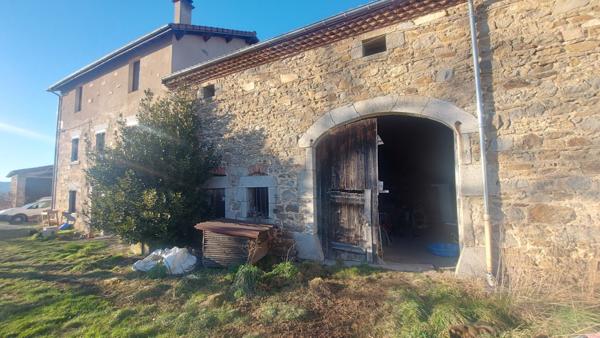 Manglieu (63)  Ferme en pierre sur 1,5 ha : pour bâtisseurs inspirés et amoureux dauthenticité