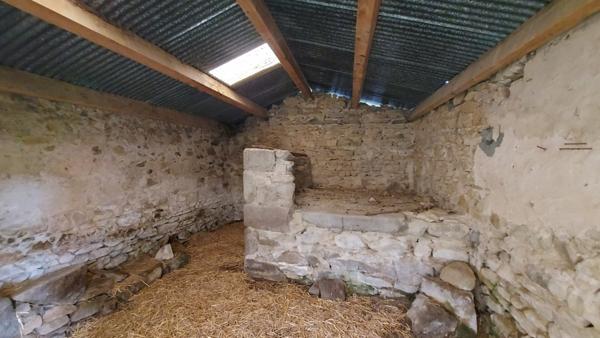 Manglieu (63)  Ferme en pierre sur 1,5 ha : pour bâtisseurs inspirés et amoureux dauthenticité