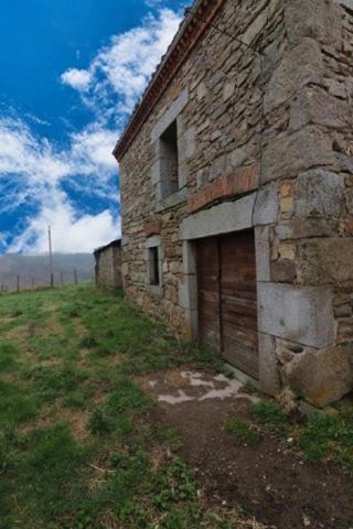 Manglieu (63)  Ferme en pierre sur 1,5 ha : pour bâtisseurs inspirés et amoureux dauthenticité