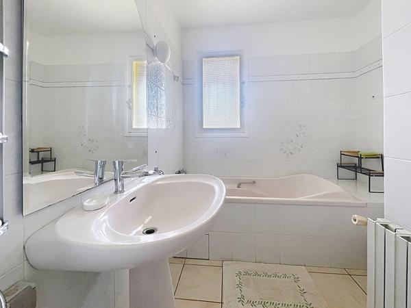 Appartement Manosque, 3 pièces, 78 m2 habitables, avec loggia, balcon et double garage