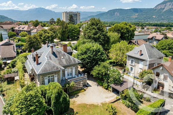 Maison à vendre  9 pièces - 230 m 2   DOMENE  - 38