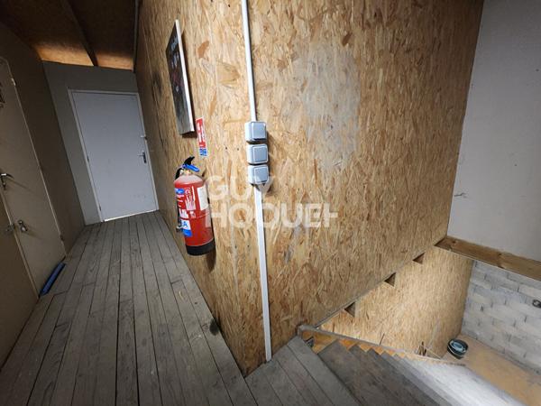 Grand espace de stockage divisé, clos et sécurisé