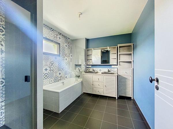 A vendre - Maison contemporaine avec 5 chambres, sur un terrain de plus de 700m2 au Lion d'Angers