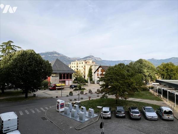COGNIN - Centre ville - Face Mairie