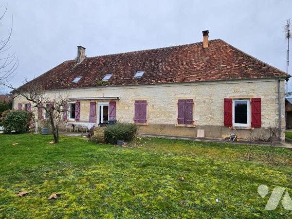 Un domaine agricole avec maison d'habitation et dépendances proche de Châteauroux. 
La maison ...