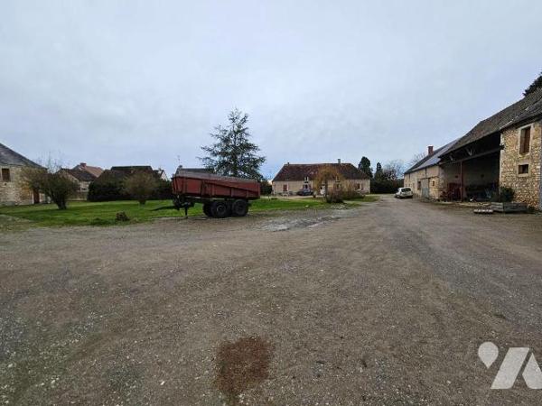 Un domaine agricole avec maison d'habitation et dépendances proche de Châteauroux. 
La maison ...