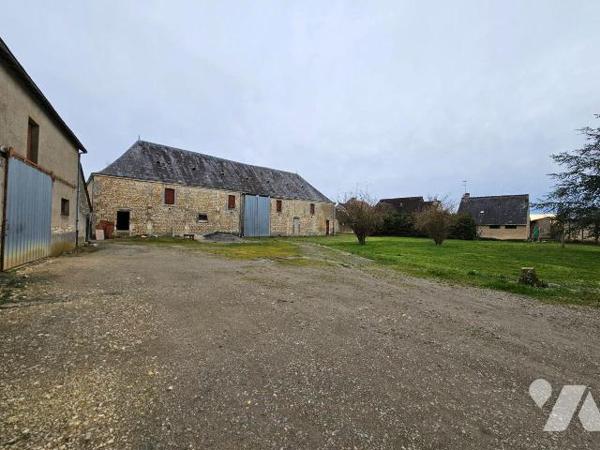 Un domaine agricole avec maison d'habitation et dépendances proche de Châteauroux. 
La maison ...