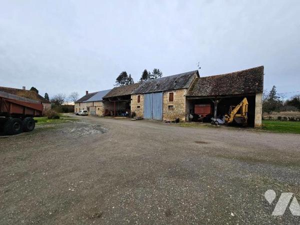 Un domaine agricole avec maison d'habitation et dépendances proche de Châteauroux. 
La maison ...