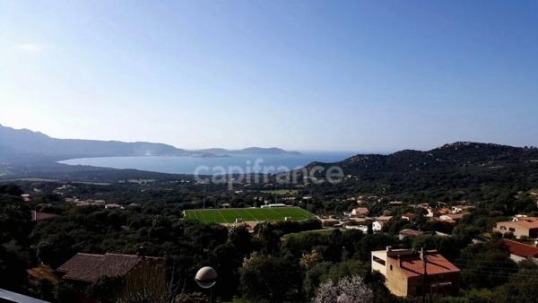 Appartement lumineux avec grande terrasse vue mer exceptionnelle au village de Lumio. Haute Corse