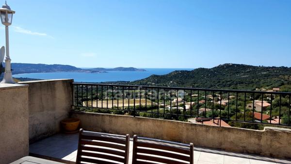 Appartement lumineux avec grande terrasse vue mer exceptionnelle au village de Lumio. Haute Corse