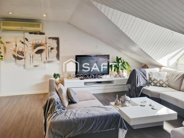Dans le quartier Saint-Fridolin de Mulhouse (68200), cet appartement-duplex de 4 pièces, 3 chambres de 108 m², traversant et lumineux, offre un cadre de vie paisible et agréable sans vis-à-vis, à proximité des commodités.