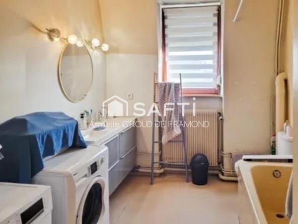 Dans le quartier Saint-Fridolin de Mulhouse (68200), cet appartement-duplex de 4 pièces, 3 chambres de 108 m², traversant et lumineux, offre un cadre de vie paisible et agréable sans vis-à-vis, à proximité des commodités.